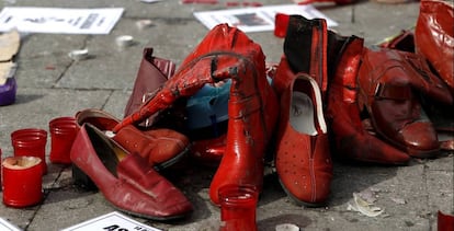 Detalle de los zapatos en la acampada contra la violencia machista en Madrid.