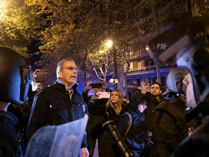 MADRID, 17/11/2023.- El concejal y portavoz de Vox en el Ayuntamiento de Madrid Javier Ortega Smith se encara con los policías durante las protestas en contra del líder del PSOE, Pedro Sánchez, y contra la amnistía a los líderes del "procés", este viernes en los alrededores de la sede socialista en la madrileña calle de Ferraz. EFE/ Lluis Lozano
