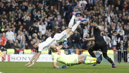 Benzema choca con Pepe Reina.