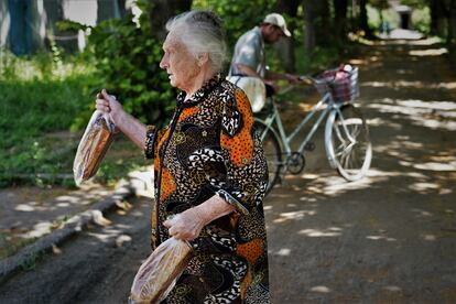 Citizens collecting humanitarian aid in Chasiv Yar.