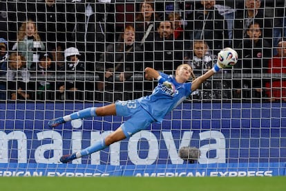 Merle Frohms hace una parada el pasado jueves en la ida de la última ronda de la previa de la Champions ante el Eintracht Frankfurt.