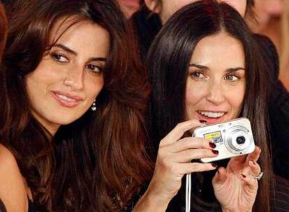 Penélope Cruz y Demi Moore, en un desfile en Los Ángeles.