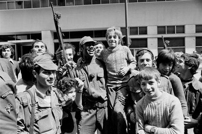 Soldados y civiles en una calle de Lisboa en abril de 1974.