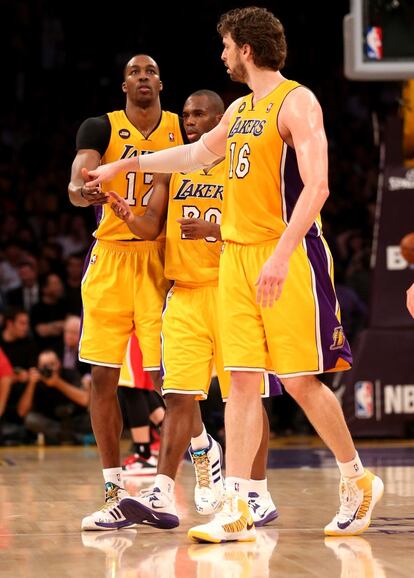 Howard, Meeks y Pau Gasol, durante el encuentro.