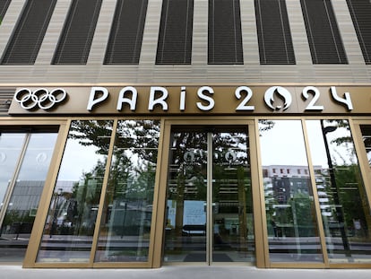 Entrada a las oficinas del comité organizador de París 2024 en el barrio parisino de Saint-Denis.