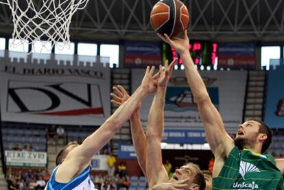 Joel Freeland, a la derecha, durante el partido ante el Lagun Aro.