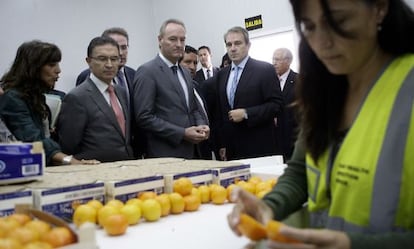 Serafín Castellano, Alberto Fabra y Javier Moliner, visitan las instalaciones del Puerto de Castellón de donde partirá un cargamento de mandarinas hacia EE UU.