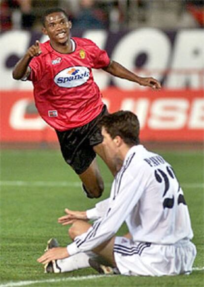 Samuel Etoo celebra el tercer gol frente al Madrid.