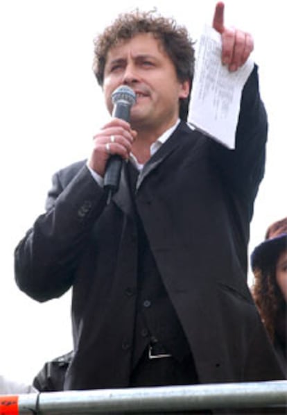 El escritor gallego Manuel Rivas durante la lectura del manifiesto <i>Da dignidade</i>, en la Puerta del Sol de Madrid, con la que concluyó la manifestación. Los actores Luis Tosar y Juan Diego Botto leyeron conjuntamente
un primer discurso, a los que siguieron el patrón mayor de la Cofradía de O Grove y el de Rivas.