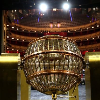 16-12-16 (DVD 821) Llegada de los bombos del sorteo de la Loteria Nacional de Navidad al Teatro Real de Madrid. ©Jaime Villanueva