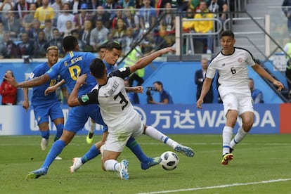 Coutinho marca el primero para Brásil durante el partido del Grupo E frente a Costa Rica.