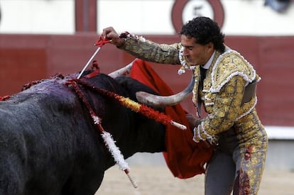 Iv&aacute;n Fandi&ntilde;o, con el cuarto toro de la tarde.