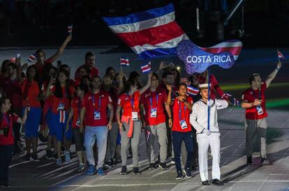 Atletas de Costa Rica saludan durante el desfile. En el histórico de los Juegos Centroamericanos, los cubanos lideran el medallero, seguidos por mexicanos, venezolanos y colombianos.