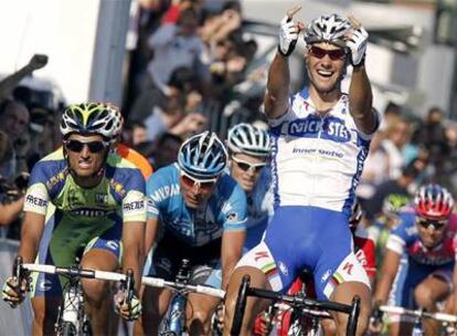 Tom Boonen celebra su triunfo en Córdoba, donde Bennati (a la izquierda) se puso el maillot de líder.