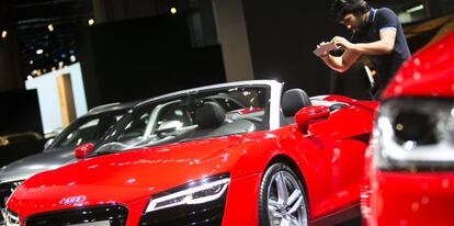 Un asistente al Salón del Automóvil de Barcelona fotografía un modelo de Audi.
