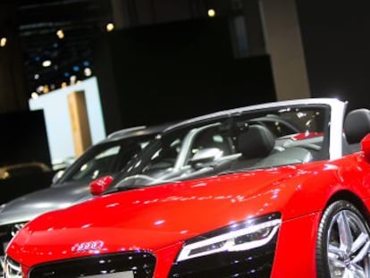 Un asistente al Sal&oacute;n del Autom&oacute;vil de Barcelona fotograf&iacute;a un modelo de Audi.