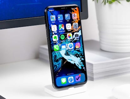 iPhone de Apple en una base