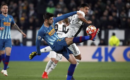 Morata pelea por un balón con Emre Can.