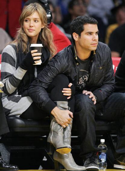 Jessica Alba y su novio Cash Warren, en un partido de baloncesto, el pasado domingo.