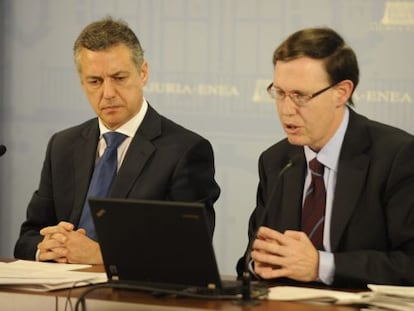 El 'lehendakari', Iñigo Urkullu, durante la presentación de los presupuestos vascos, junto al consejero Gatzagaetxebarria.