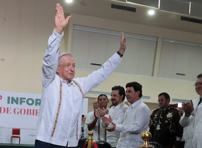 Andrés Manuel López Obrador saluda a los asistentes a su quinto informe de Gobierno, en Campeche, este viernes.