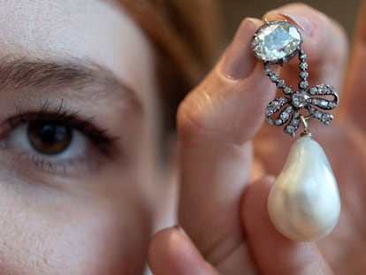 El colgante de perlas y diamantes de la reina Maria Antonieta, datado del siglo XVIII, en Ginebra, Suiza, el 7 de noviembre de 2018.