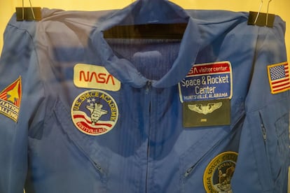 Traje de la NASA que se puede ver en el Museo Lunar de Fresnedillas de la Oliva con el nombre de su dueño: Jose.