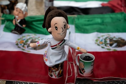 Parte de la mercancía alusiva a Claudia Sheinbaum, en la calle de Madero.