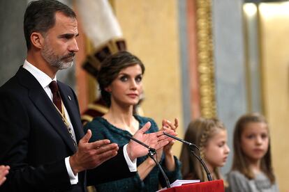 El Rey Felipe VI es aplaudido por la Reina Letizia, junto a sus hijas, la Princesa de Asturias, Leonor, y la Infanta Sofía, tras su discurso en el Congreso de los Diputados.
