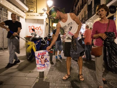 Vecinos limpian de carteles el barrio de Chueca.