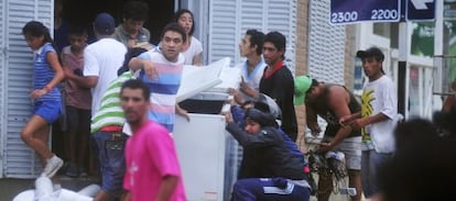 Un grupo de saqueadores asalta una tienda en Tucumán.