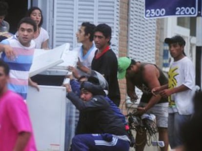 Um grupo de pessoas saqueia uma loja em Tucumán (noroeste).