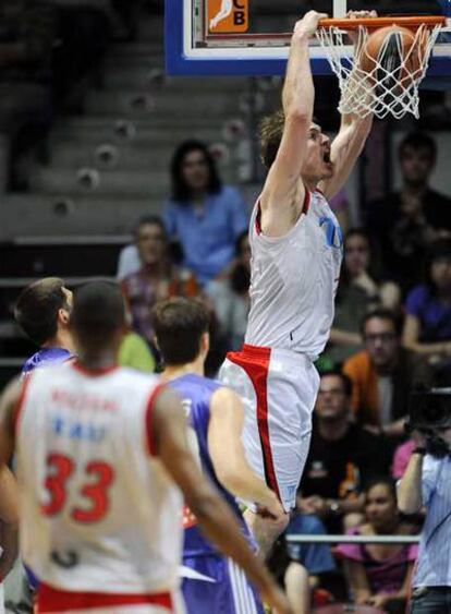 Splitter machaca el aro del Madrid.