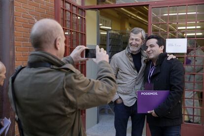El número dos en la lista electoral de Podemos por Zaragoza, Julio Rodríguez (2d), posa para una foto junto a un interventor de su partido.