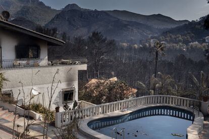 Una vivienda afectada por el incendio urbano forestal de Llutxent, en Gandía (Valencia).