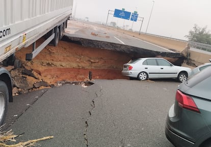 Estado en el que se encuentra el denominado 'Bypass de Valencia' de la A-7, sentido Alicante, a la altura de la salida hacia 336 la A-3, este miércoles.
