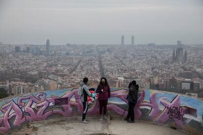 Tres personas en uno de los espacios de las antiguas baterías antiaéreas del Turó de la Rovira.