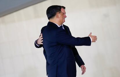 El presidente de Brasil, Jair Bolsonaro, y el presidente de China, Xi Jinping, se dirigen hacia la cumbre BRICS en Brasilia.