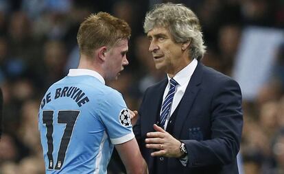 De Bruyne y Pellegrini durante el último Manchester City-PSG.