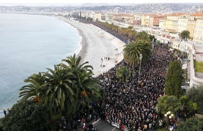 Miles de personas participan en la manifestaci&oacute;n celebrada este s&aacute;bado en Niza en protesta por los atentados de Par&iacute;s.