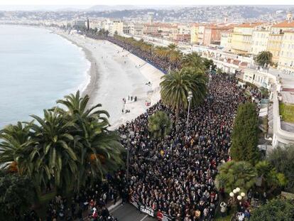 Miles de personas participan en la manifestaci&oacute;n celebrada este s&aacute;bado en Niza en protesta por los atentados de Par&iacute;s.