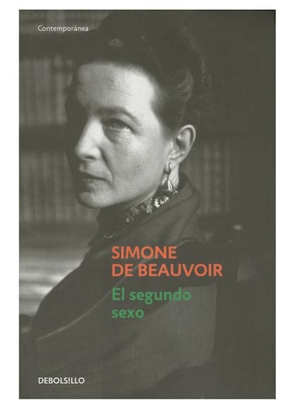 <p> <strong>Por qué lo debe leer un hombre.</strong> Porque es una lectura fundamental para cualquier hombre que se interese por entender cómo, a lo largo de la historia, se han ido construyendo las identidades de las mujeres -normalmente con respecto a un hombre: hija, esposa, madre, olvidándose de sí misma-. Es decir, cómo a la mitad de la población se la ha definido -y se ha definido ella misma- en función de la otra mitad. Si quieres entender de una vez qué es eso de que “no se nace mujer: llega una a serlo”, este libro lo explica perfectamente. Obra fundacional del feminismo que incide en el beneficio que la igualdad real traería tanto para mujeres como para hombres. Ya fue un éxito de ventas desde su publicación, allá por 1949. Y a pesar de estar escrito hace más de seis décadas sigue estando de rabiosa actualidad.