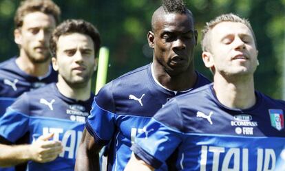 Balotelli, en el medio, en un entrenamiento de Italia.