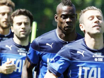 Balotelli, en el medio, en un entrenamiento de Italia.