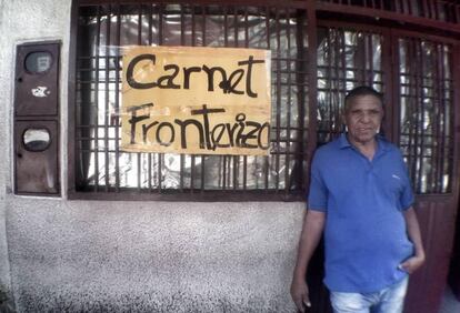 Un hombre en la puerta de un cibercafé, donde se tramitan habitualmente las tarjetas de movilidad fronteriza.