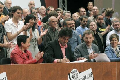 La izquierda <i>abertzale</i> y EA firman ayer en Bilbao su pacto soberanista. En primer término, de izquierda a derecha: Jone Goirizelaia, Pello Urizar y Rufi Etxebarria.