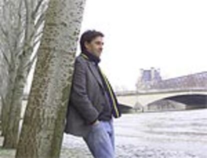 Emmanuel Todd ante la orilla izquierda del río Sena, frente al Museo del Louvre, en París.