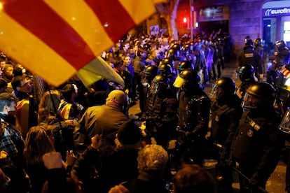 Cordón policial frente a los manifestantes en Barcelona. 