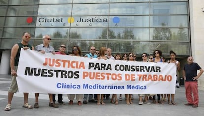 Los trabajadores de la Clínica Mediterránea protestan frente a la Ciudad de la Justicia de Valencia.