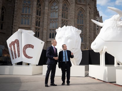 El director general de la Junta Constructora, Xavier Martínez, y el arquitecto director, Jordi Faulí, con las esculturas que coronarán las dos primeras torres de los evangelistas.